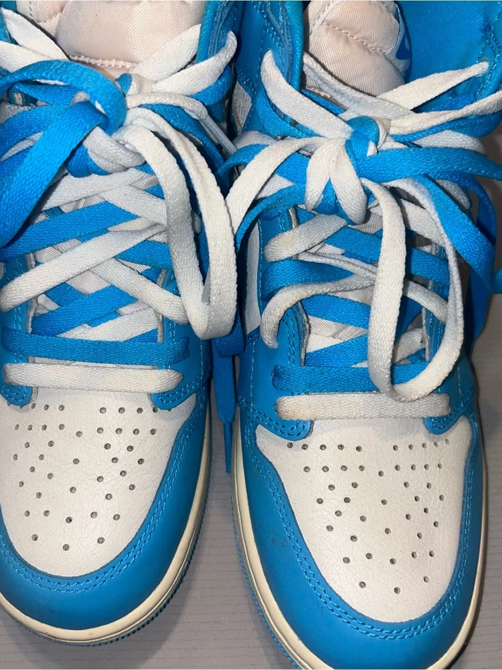 Nike Air Jordan 1 Retro High-Top Sneakers in Blue and White UNC